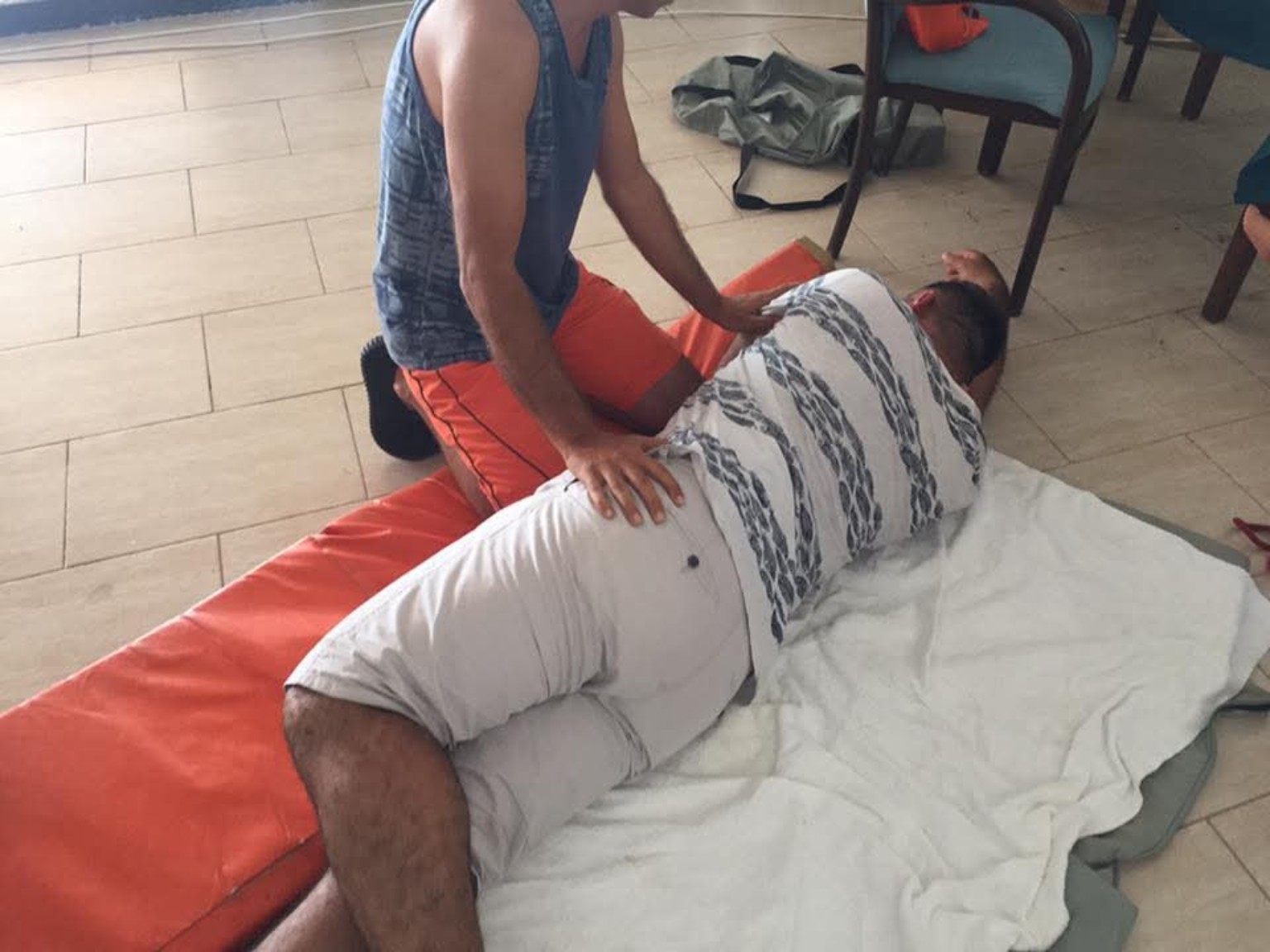 Katılımcıların minder üzerinde yaptığı eğitim çalışması